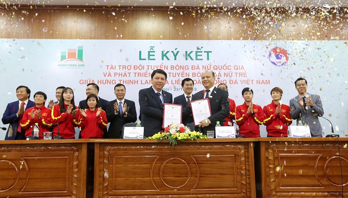 ĐT nữ Việt Nam nhận 'quà khủng' sau tấm HCV SEA Games 30