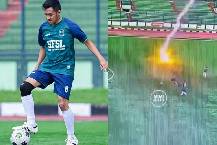 Bi kịch cầu thủ Indonesia bị sét đánh tử vong trong trận đấu